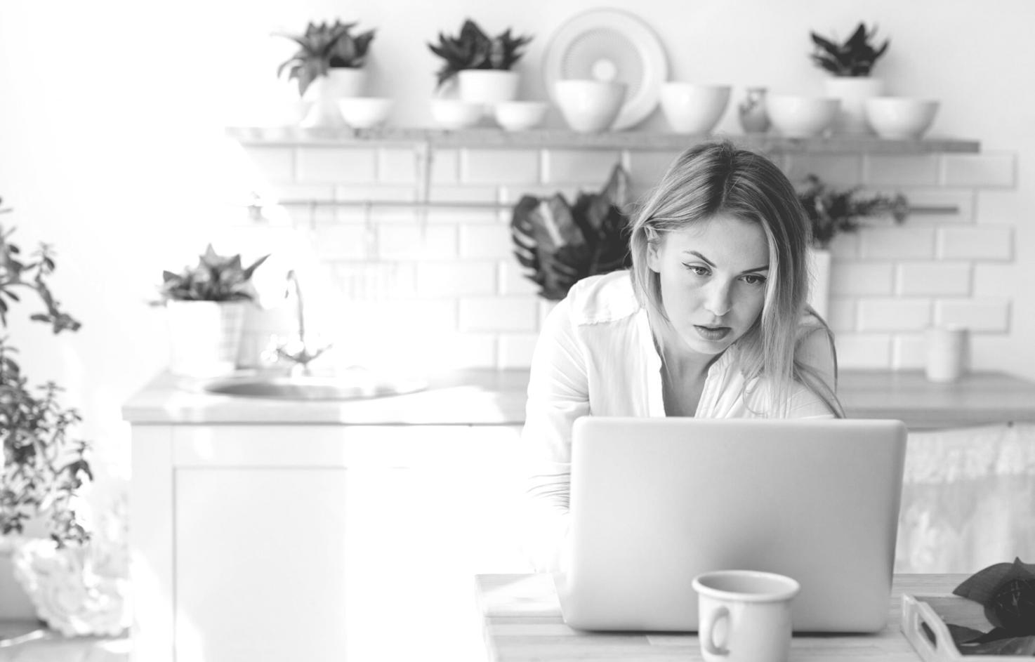 Environnement de formation moderne avec ordinateurs et espace de travail collaboratif